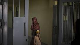 Talibanes prohíben a las mujeres asistir a la Universidad de Kabul