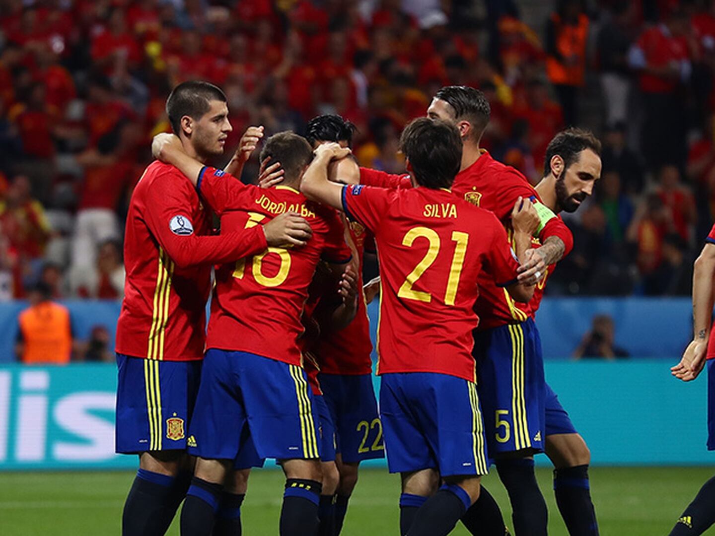 España goleó a Turquía y está con un pie en octavos