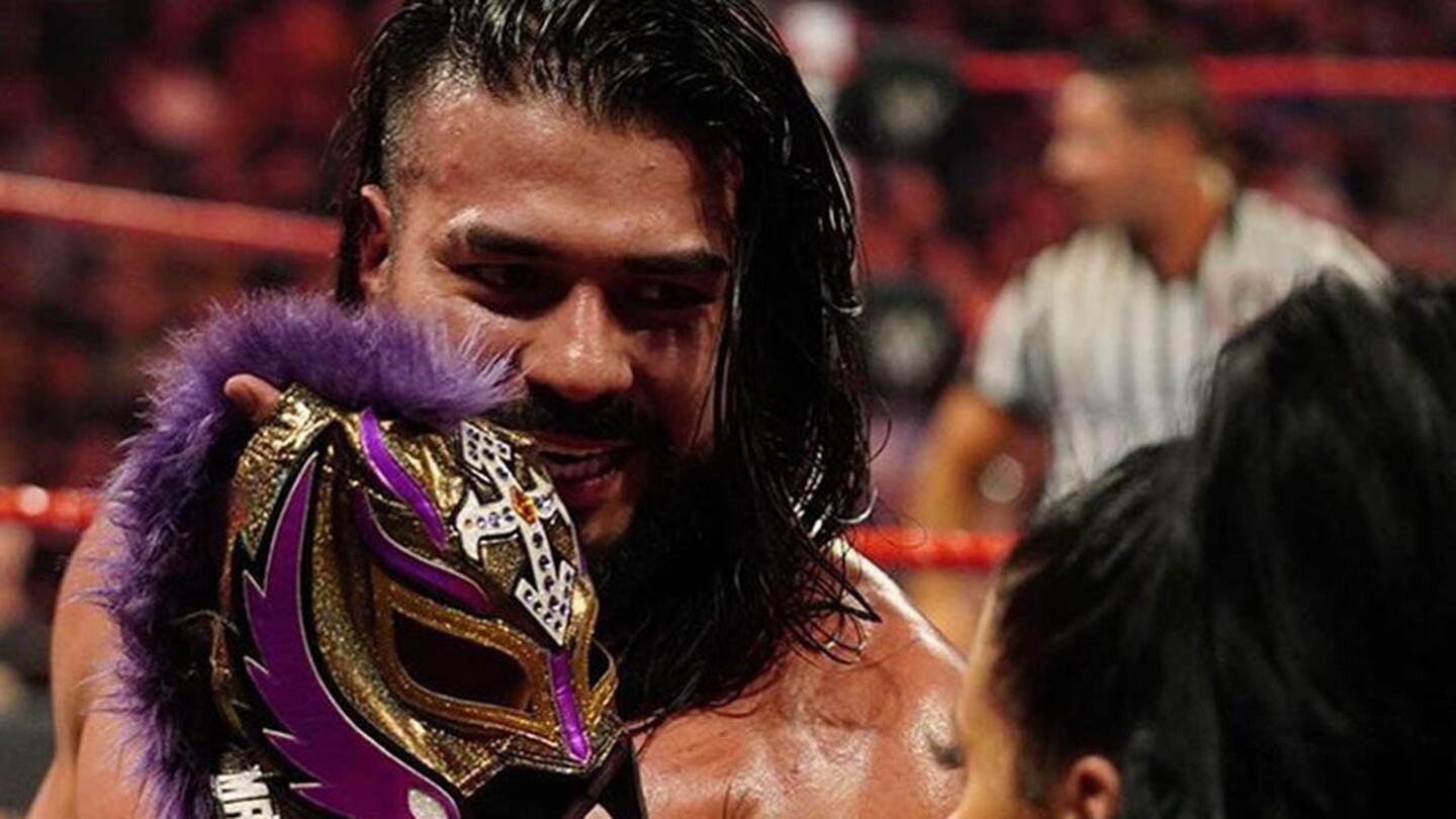 WWE: Andrade humilló a Rey Misterio quitándole la máscara