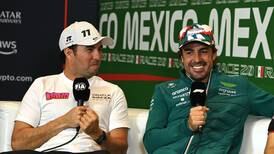 ‘Ni siquiera en España’; Checo Pérez bromea sobre la multitud que recibió a Alonso en CDMX