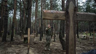 Guerra en Ucrania: Encuentran cuerpos con señales de tortura en territorio recuperado 