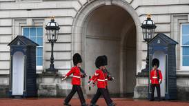 ‘Alerta’ en Palacio de Buckingham: Sujeto arroja cartuchos antes de coronación de Carlos III