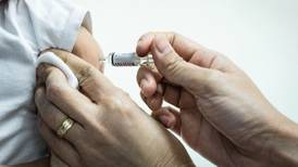 Oxford anuncia ensayo de vacuna COVID en niñas y niños 
