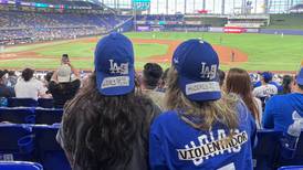 Mujeres protestan contra Julio Urías en partido de Dodgers por acusaciones de violencia