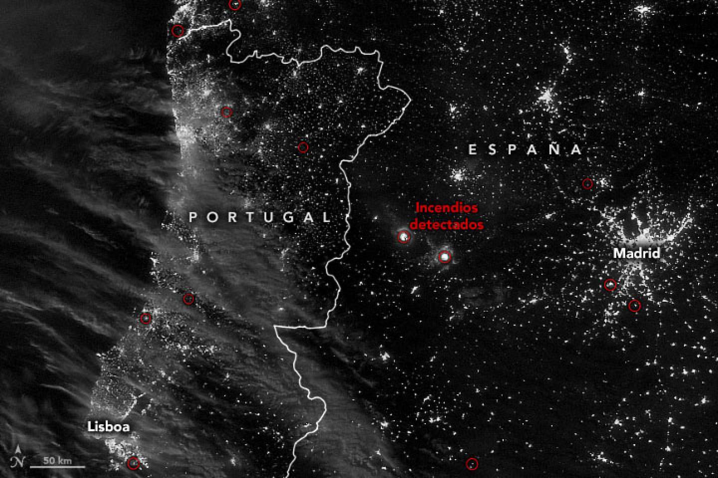 La imagen muestra la ubicación de incendios detectados en Portugal y España, según lo observado por el Conjunto de radiómetros de imágenes en el infrarrojo visible. (NASA)