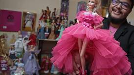 Médico poblano presume colección de 200 muñecas Barbie: Tiene una que se ‘parece’ a AMLO