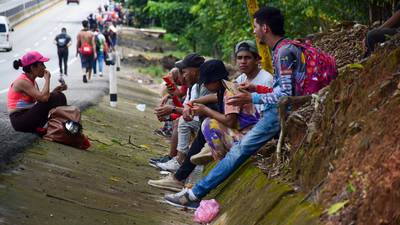 Caravana de migrantes se dirige a la CDMX; exigen no ser llevados a estaciones del INM
