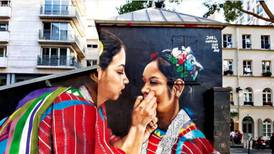 Artista triqui pintará murales en cinco países de Europa