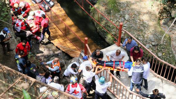 Puente colgante en Cuernavaca cayó por exceso de peso, dice Protección Civil