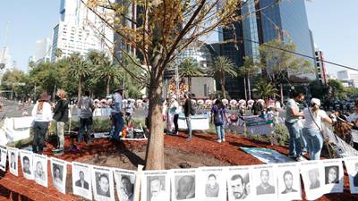 Familias piden honrar a desaparecidos en Glorieta del Ahuehuete