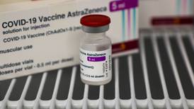 Sí hay vínculo entre coágulos y vacuna de AstraZeneca, dice alto funcionario de la Unión Europea