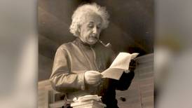 Tesoro de apuntes de Einstein se exhibe en Jerusalén
