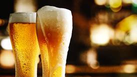 Bares y cantinas belgas piden a comensales tomarse una cerveza... por el precio de dos. ¿Por qué?