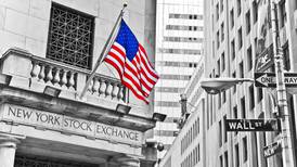 Wall Street tiene cierre mixto en mayo por incertidumbre económica 