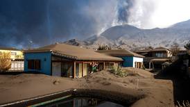 Habitantes de La Palma se refugian de la ceniza volcánica