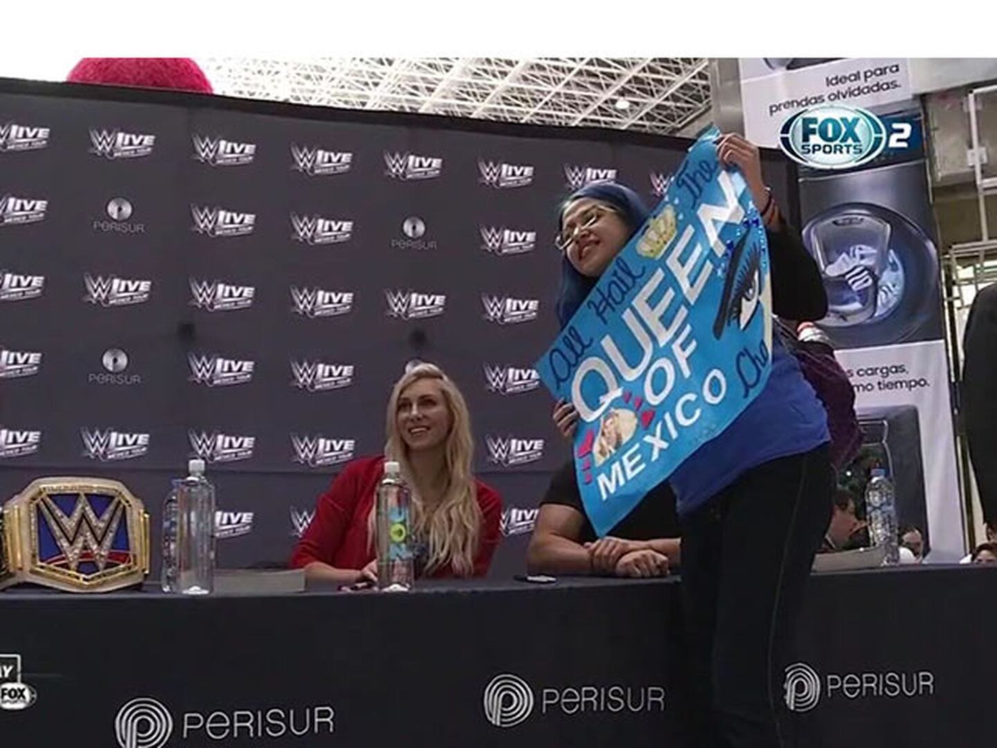La convivencia de Charlotte Flair y Bobby Roode con sus fans mexicanos