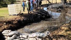 Fuga de combustible en Edomex afecta al manantial de Jilotepec