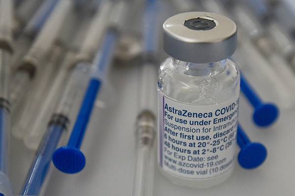 AstraZeneca, bajo la lupa: Admite que su vacuna COVID puede causar trombosis ‘en casos raros’