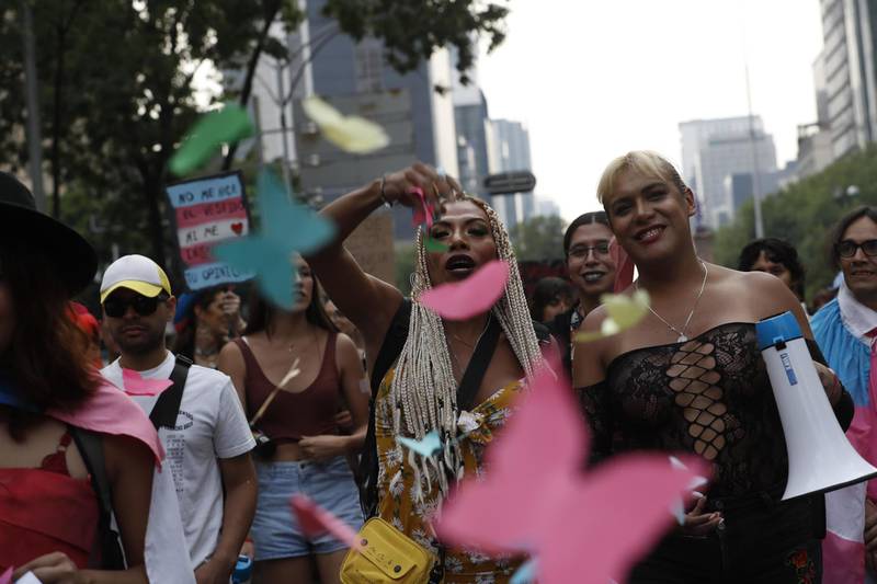 Integrantes de colectivos LGBTI se manifiestan este domingo, al frente del Palacio Nacional en Ciudad de México