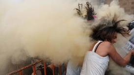 Policías de CDMX ‘gasean’ a personas trans: ¿Qué causa el humo del extintor en las vías respiratorias?