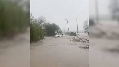Fuertes lluvias en Nuevo León dejan varado camión de la CFE; hay tres personas abordo 