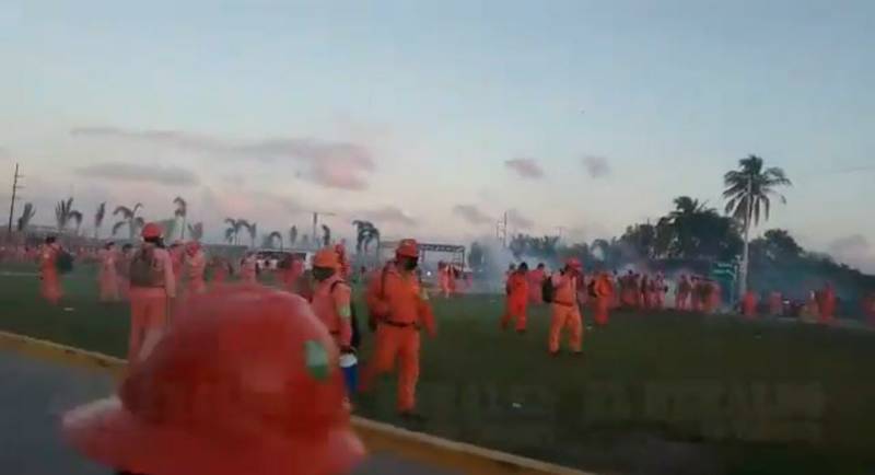 Trabajadores y antimotines se enfrentan en refinería de Dos Bocas