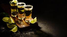 AMLO jura defender el tequila de marcas extranjeras... y Heineken quiere dar la pelea