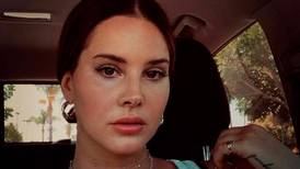 Lana Del Rey denuncia robo de su computadora con el escrito de un libro y su próximo disco
