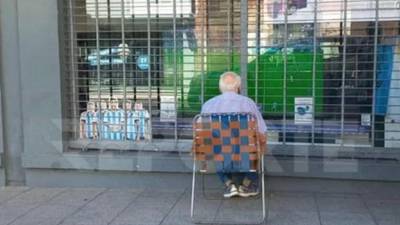 Aficionado de 82 años ve los partidos de Argentina en el Mundial desde un aparador