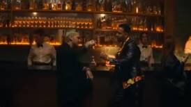 Christian Nodal colabora con Romeo Santos; aparece en el video sin tatuajes en la cara