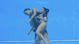 VIDEO: Nadadora se desmayó en plena alberca y tuvo que ser rescatada del fondo del agua