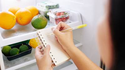 El frío, su peor enemigo: ¿Qué frutas y verduras no debes guardar en el refrigerador?
