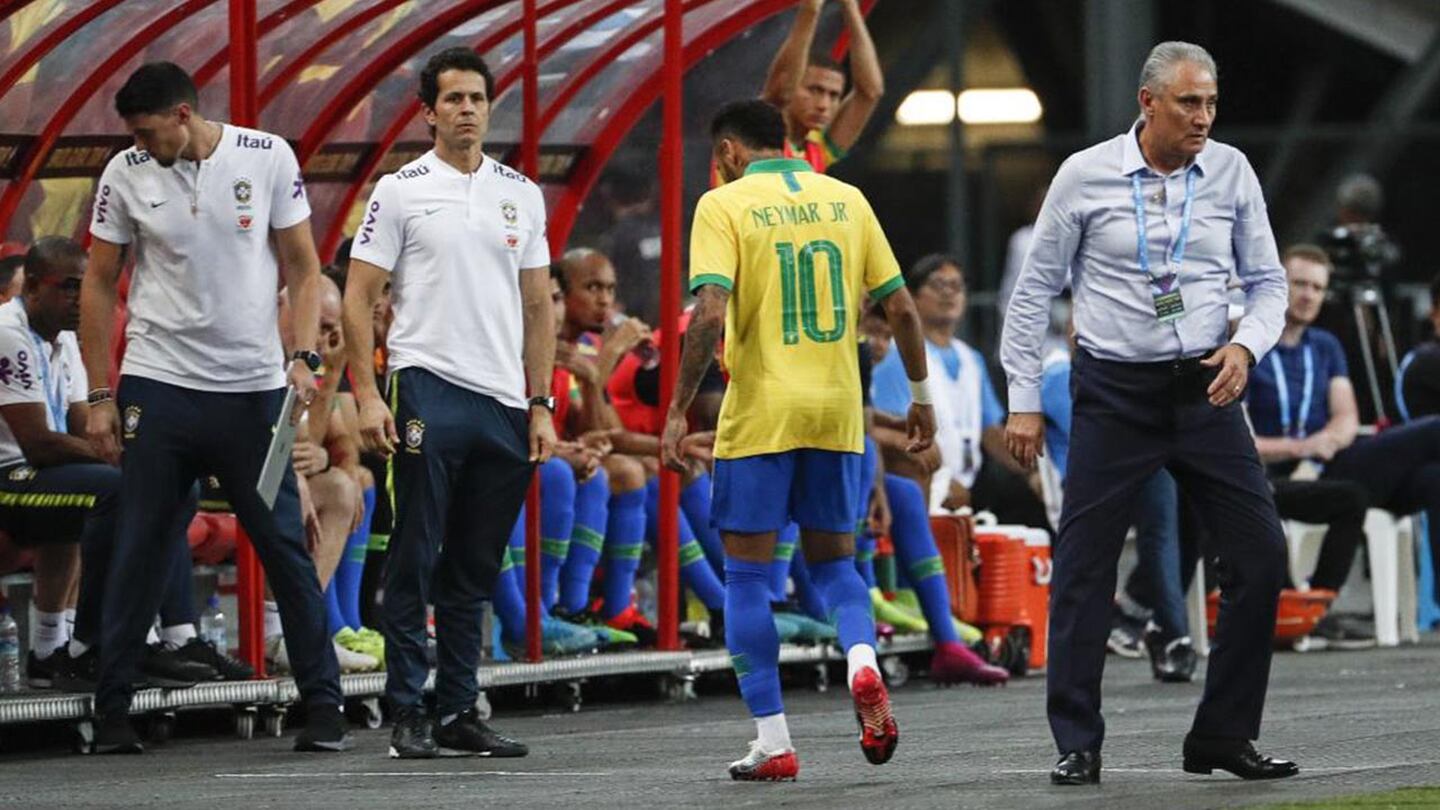 ¡Alerta Neymar! El astro brasileño se retiró lesionado del partido contra Nigeria