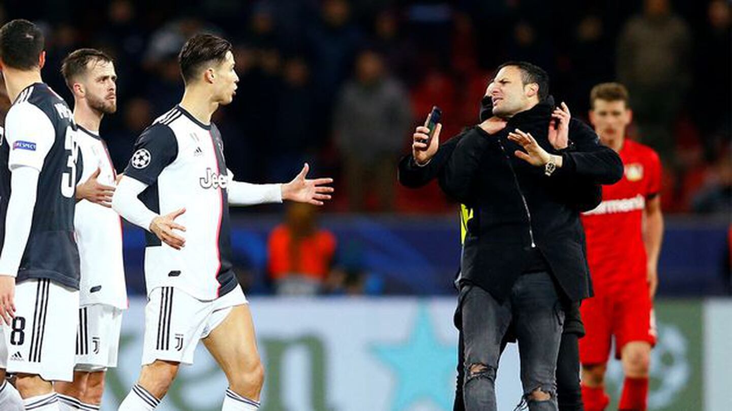 Cristiano Ronaldo se enojó con espontáneo por jalonearle