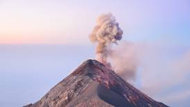 Volcán Rincón de la Vieja en Costa Rica hace erupción con gases de 3 mil metros de altura