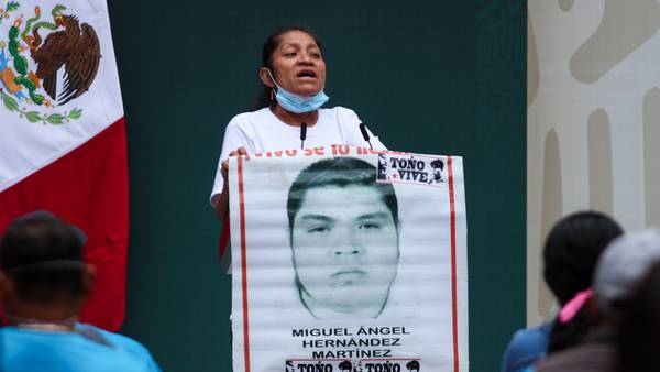 '¿Cuándo van a llegar a los militares?', cuestiona madre de normalista de Ayotzinapa a AMLO