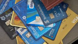 Estos 5 bancos cobran más comisión por retirar dinero de tarjetas de crédito, según Condusef