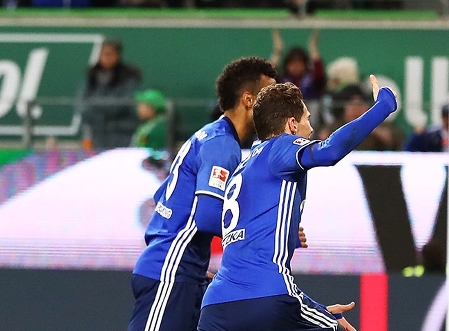 Schalke golpeó en el final y hundió más al Wolfsburg