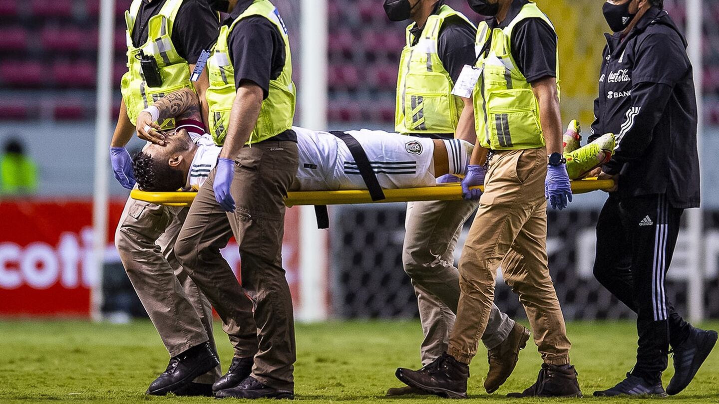 El futbolista de Chivas salió por lesión ante Costa Rica (Mexsport)