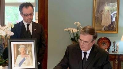 Funeral de la reina Isabel II: Marcelo Ebrard firma libro de condolencias en Lancaster House