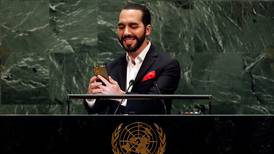 Bukele interrumpe su discurso en la ONU para tomarse selfie con su iPhone 11
