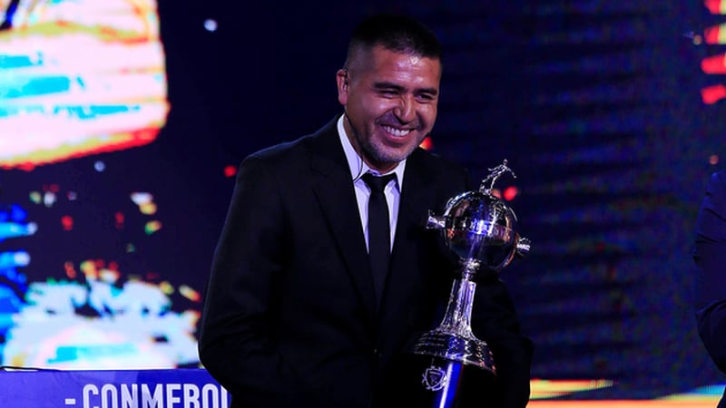 Juan Román Riquelme recibió un reconocimiento de CONMEBOL