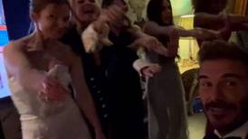Beckham presume reencuentro de las Spice Girls en cumpleaños de su esposa (VIDEO)