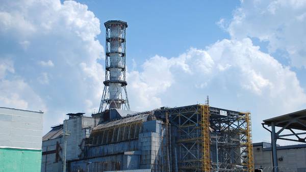 Expertos alertan riesgo radiactivo tras daño en centros de desechos nucleares en Kiev