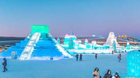 Réplica en hielo de la pirámide de Kukulkán ‘arrasa’ en un festival en China
