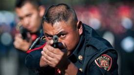 ‘Santo charolazo’: Placa de identificación salva a policía de impacto de bala 