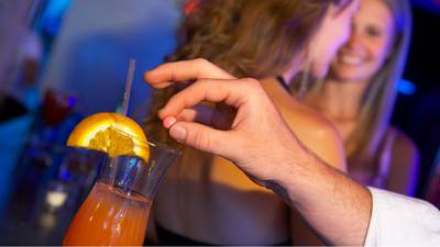 ¿Qué es el ‘canasteo’ y por qué es peligroso cuando vas a un bar?