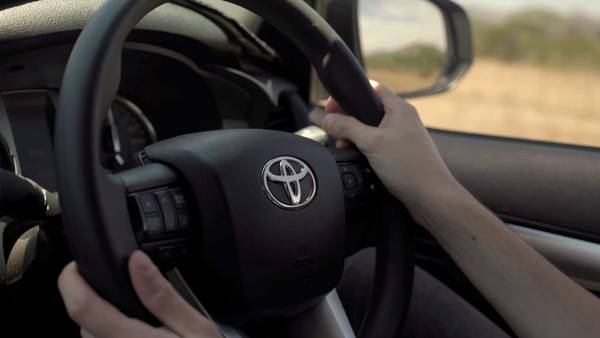 Toyota llama a revisión los autos Prius: Las puertas se pueden abrir solas con el coche en movimiento