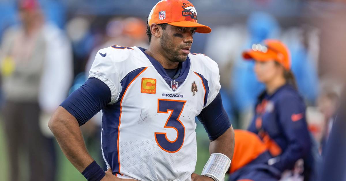 He backed up his QB!  Broncos interim head coach came to Russell Wilson’s defense – Fox Sports