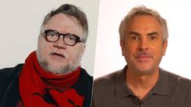 La memorable foto de Guillermo del Toro y Alfonso Cuarón tras la entrega del Oscar por 'Pinocho'